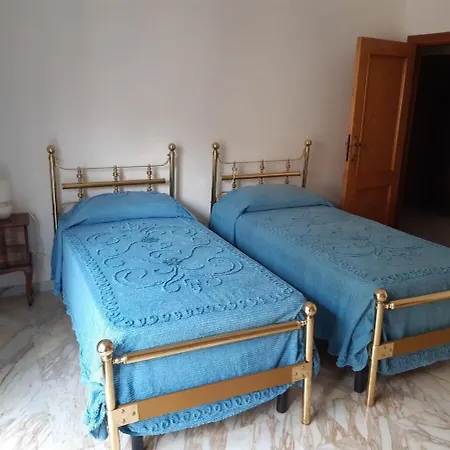 Sul Mare, Accanto Al Centro -