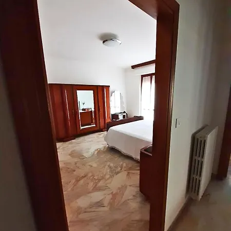 Sul Mare, Accanto Al Centro - *