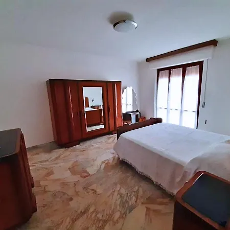 Sul Mare, Accanto Al Centro -