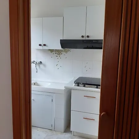 Sul Mare, Accanto Al Centro -