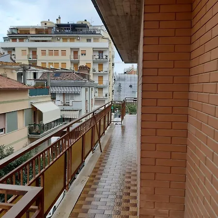 Sul Mare, Accanto Al Centro -